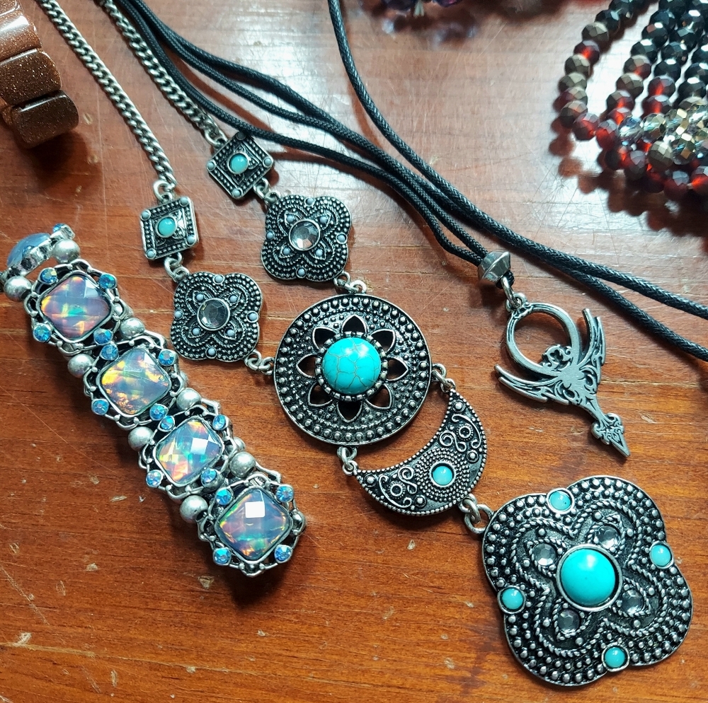 Mixed Jewelry Lot- Necklaces Bracelets Charms And More - Picture 5 of 7